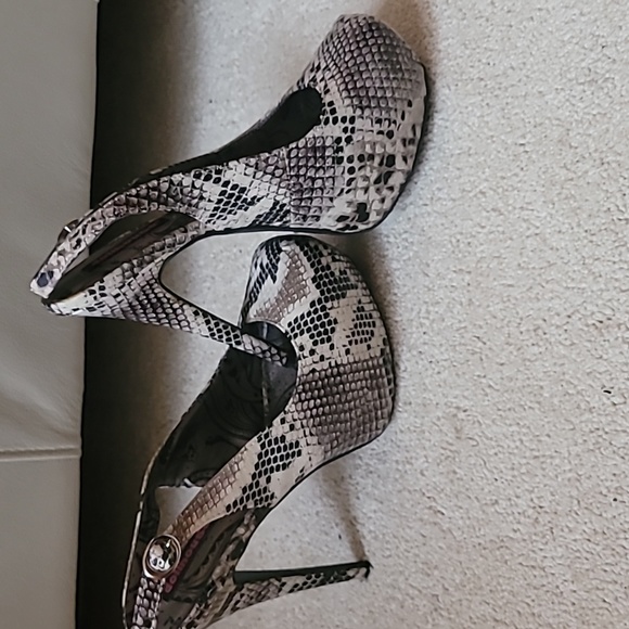 Shoes - Picture 2 of 4